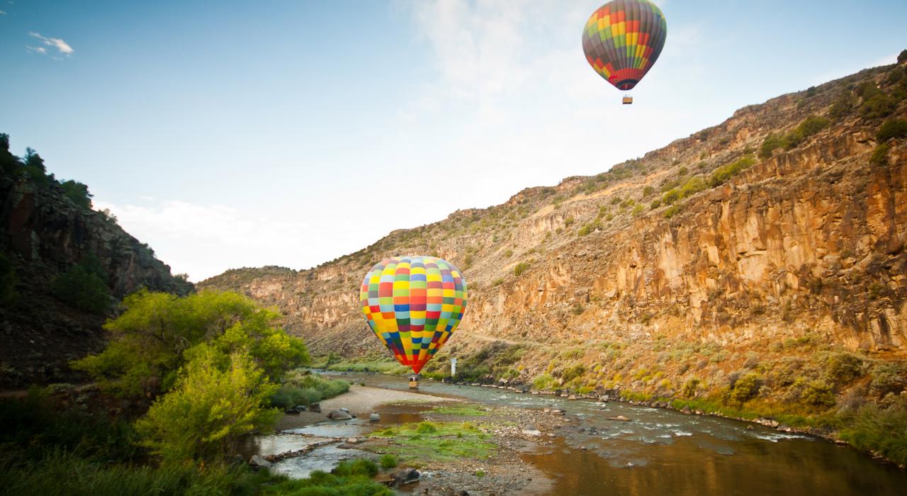 热气球升空后降落到奥格兰德河的水面上