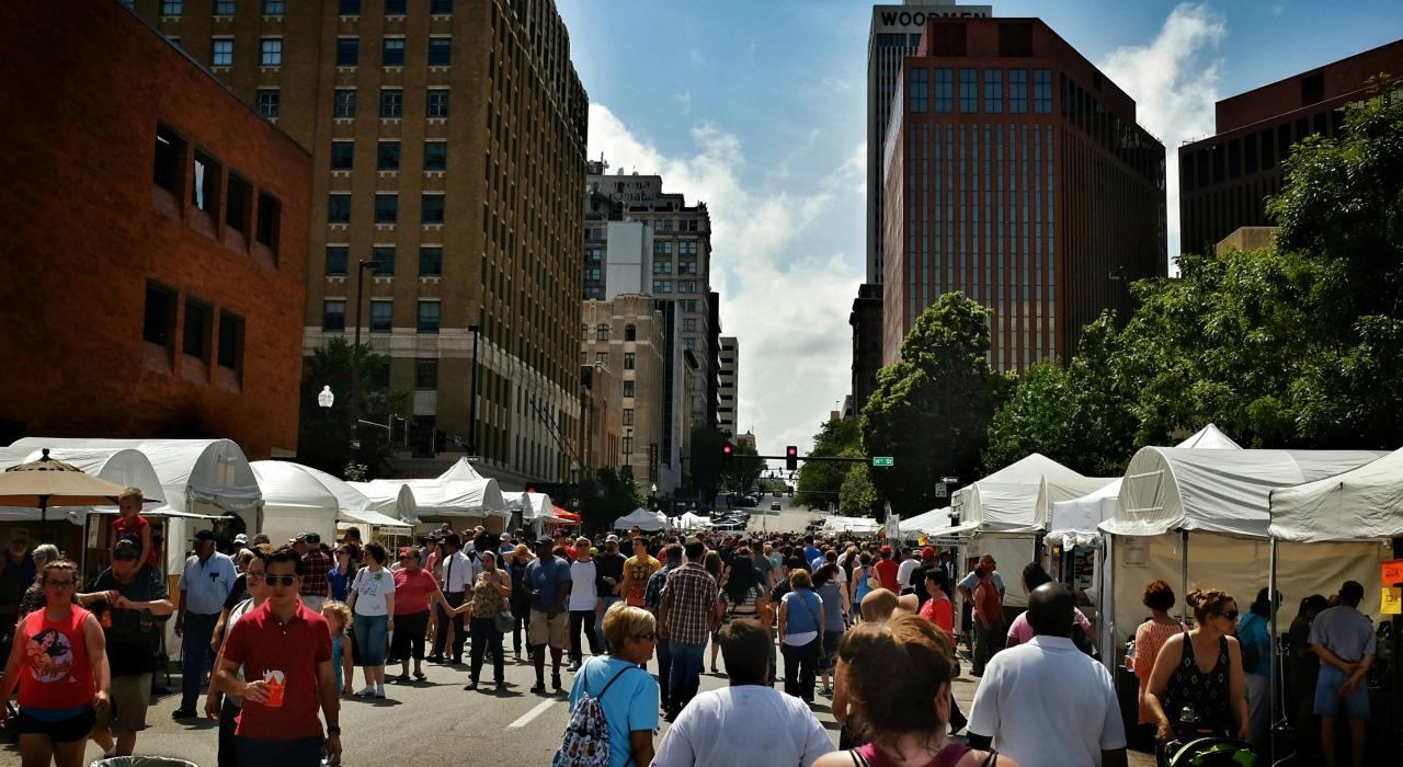 逛一逛市中心的街市摊位