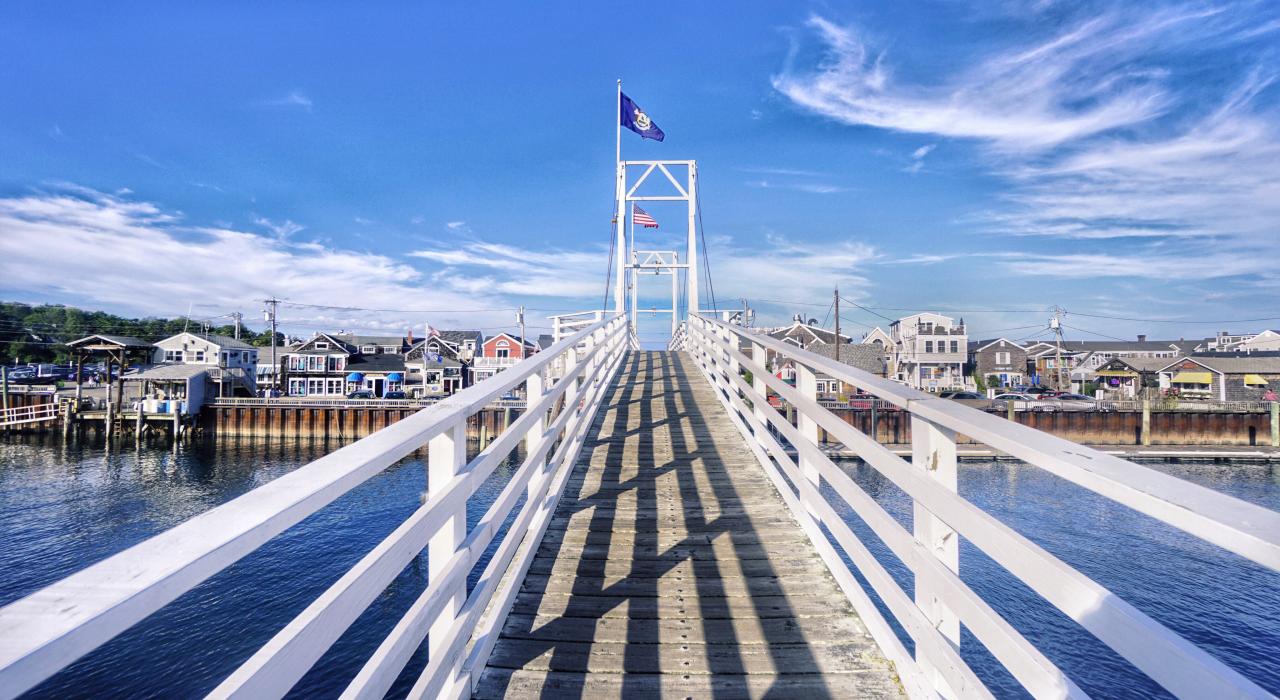 连接河边汽车旅馆和帕金斯湾的人行桥