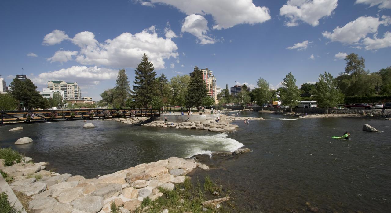 特拉基河激流公园，Riverwalk District 区的焦点