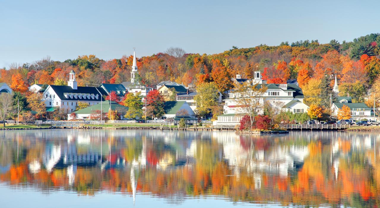 梅勒迪斯的湖水中倒映的秋叶颜色 梅勒迪斯的湖水中倒映的秋叶颜色