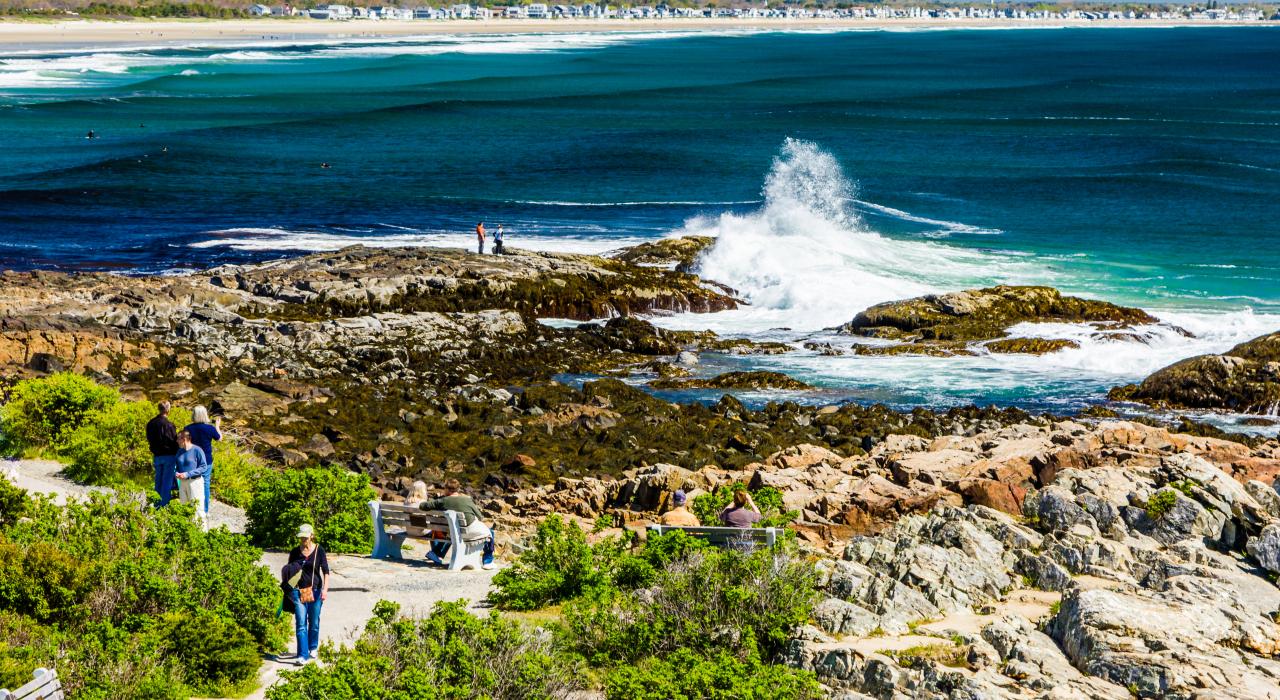 在马尔吉纳尔之路的观景台上欣赏海浪拍岸的壮丽景象