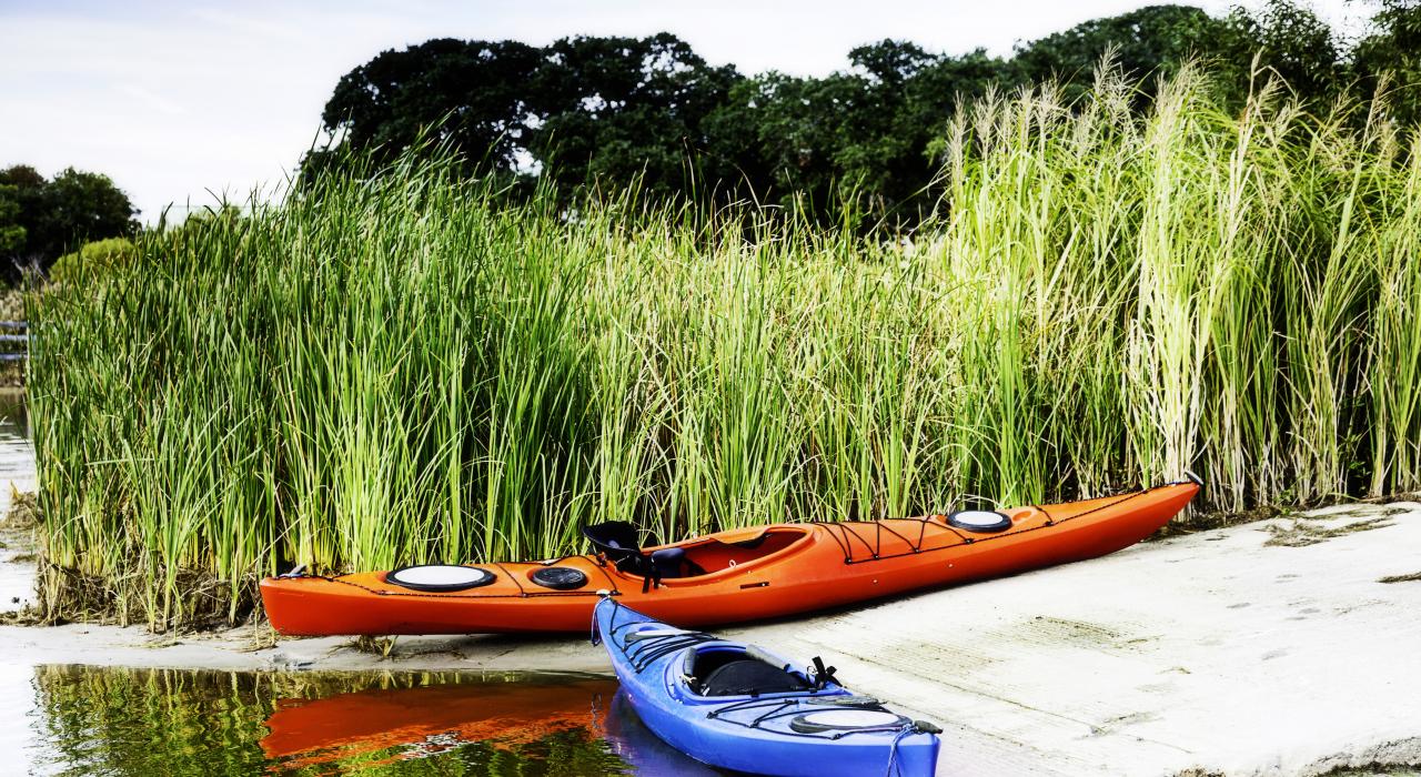 将皮划艇停在防波堤内休息一会儿 将皮划艇停在防波堤内休息一会儿