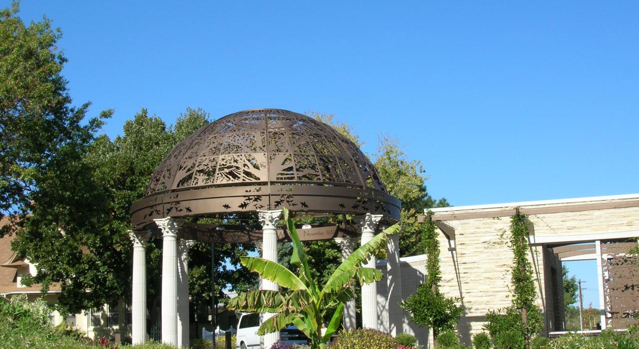 宁静的低地花园景观，四季分明