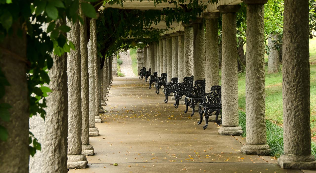 梅蒙德庄园里安静的人行道