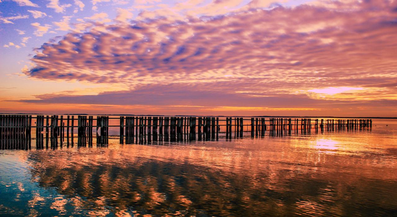深秋傍晚倒映在水面上的霞光 深秋傍晚倒映在水面上的霞光