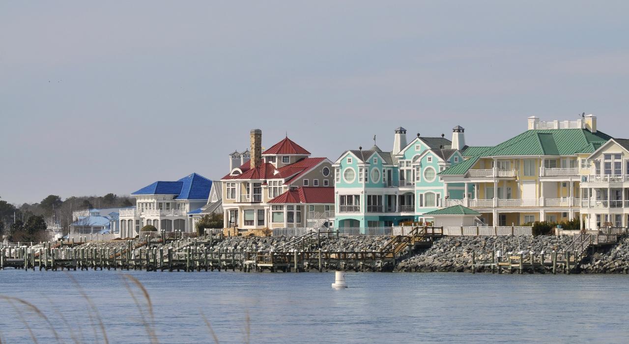 Sinepuxent Bay 湾的海岸上各种海滨豪宅林立 Sinepuxent Bay 湾的海岸上各种海滨豪宅林立