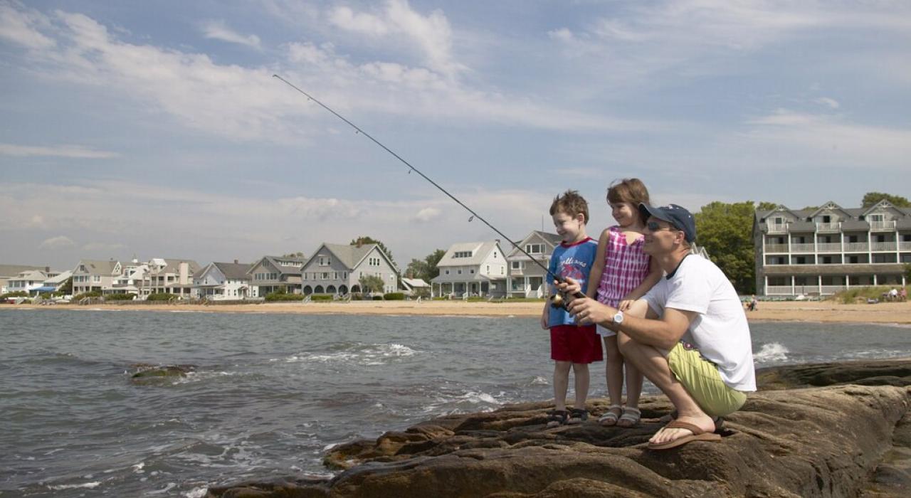 在海湾海岸线上和家人一起钓鱼