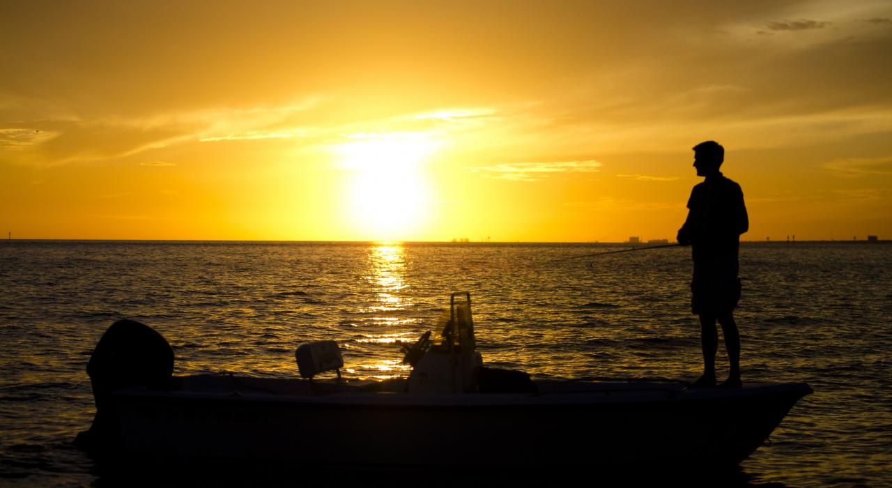 夕阳下在墨西哥湾垂钓