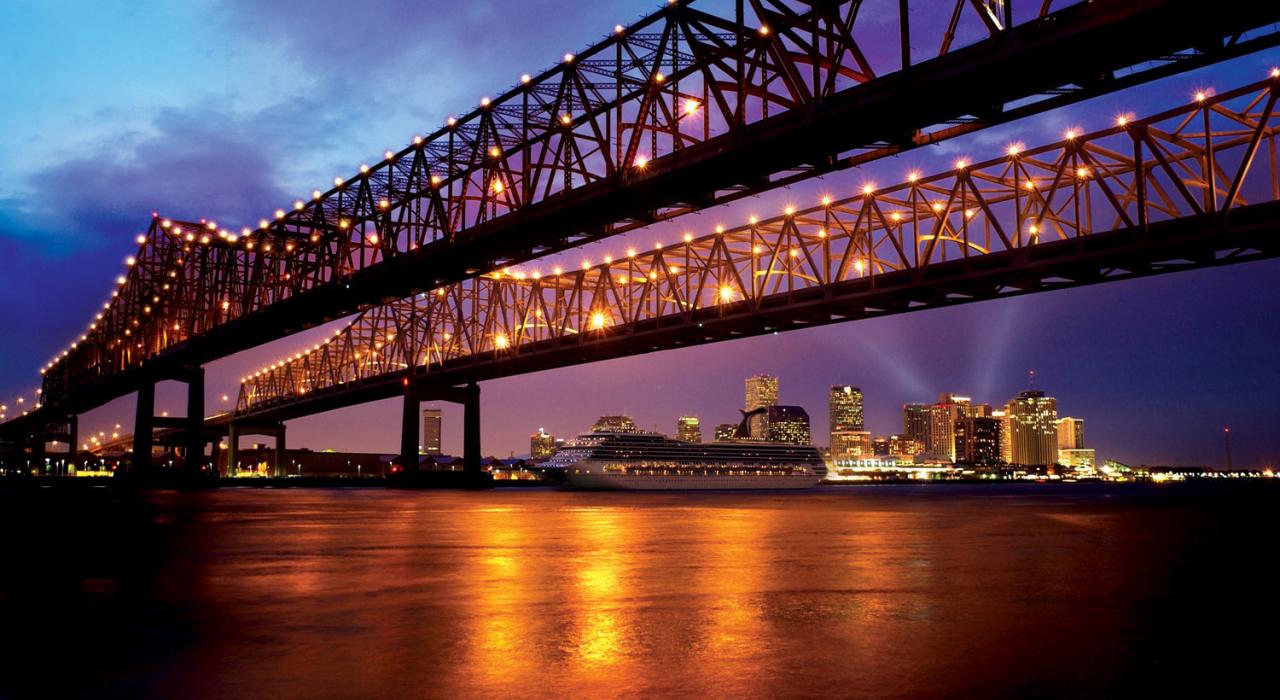 游轮沿着宽阔的密西西比河经过岸旁的市中心 游轮沿着宽阔的密西西比河经过岸旁的市中心