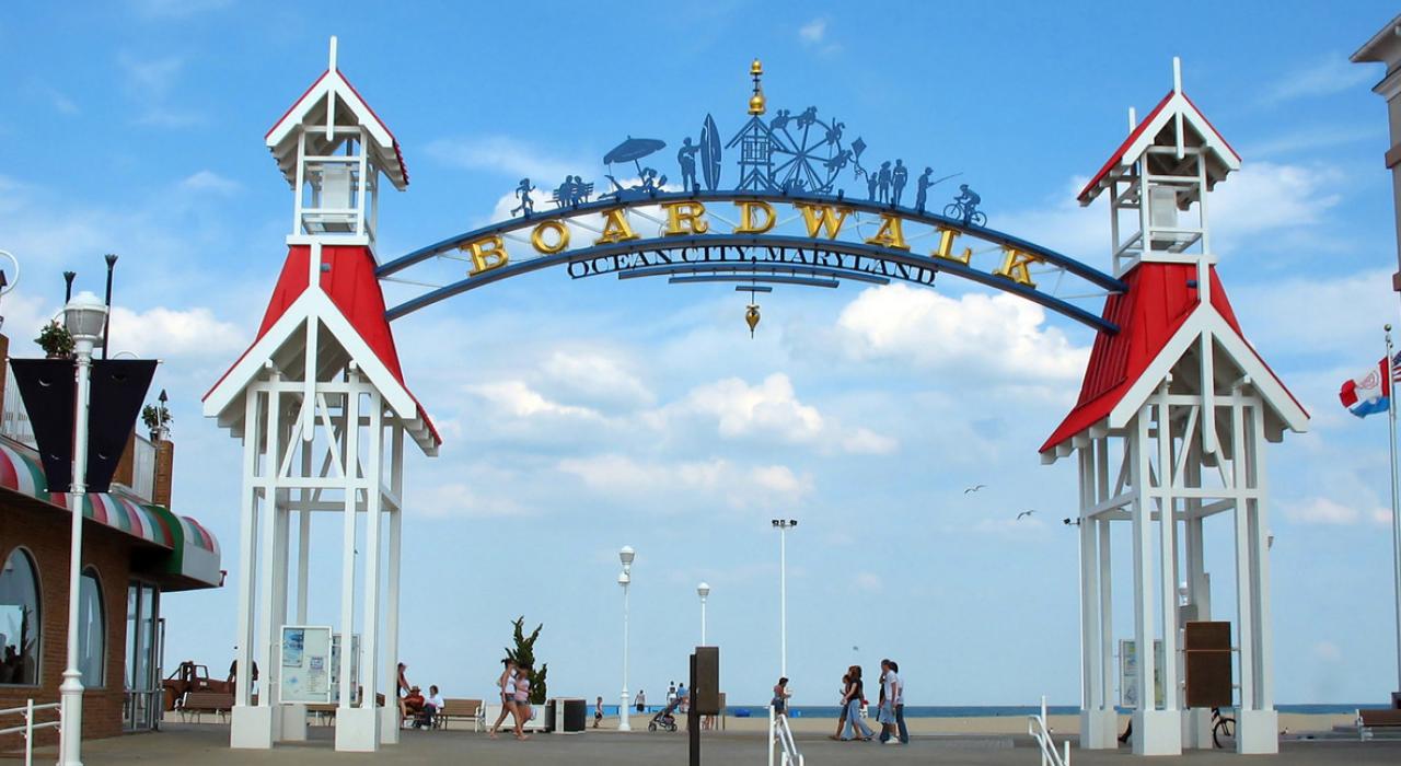 木板路上用来欢迎游客的彩色拱门 木板路上用来欢迎游客的彩色拱门