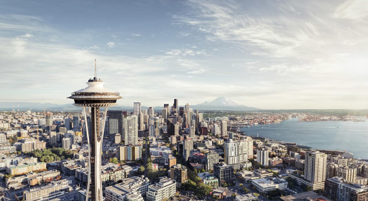 太空针塔耸立在城市上空 太空针塔耸立在城市上空