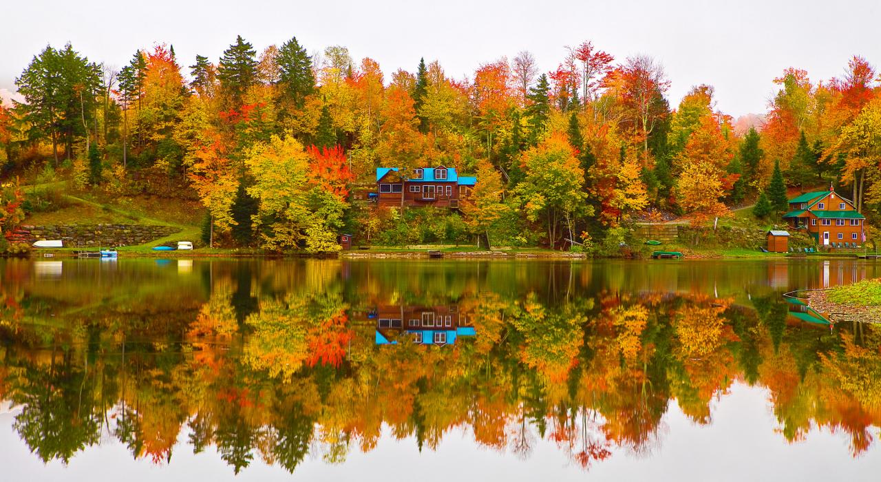 曼斯菲尔德山附近倒映着绚烂秋色的湖泊