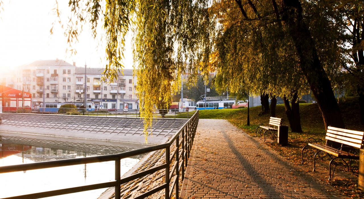 清晨的阳光照耀着河畔城市公园