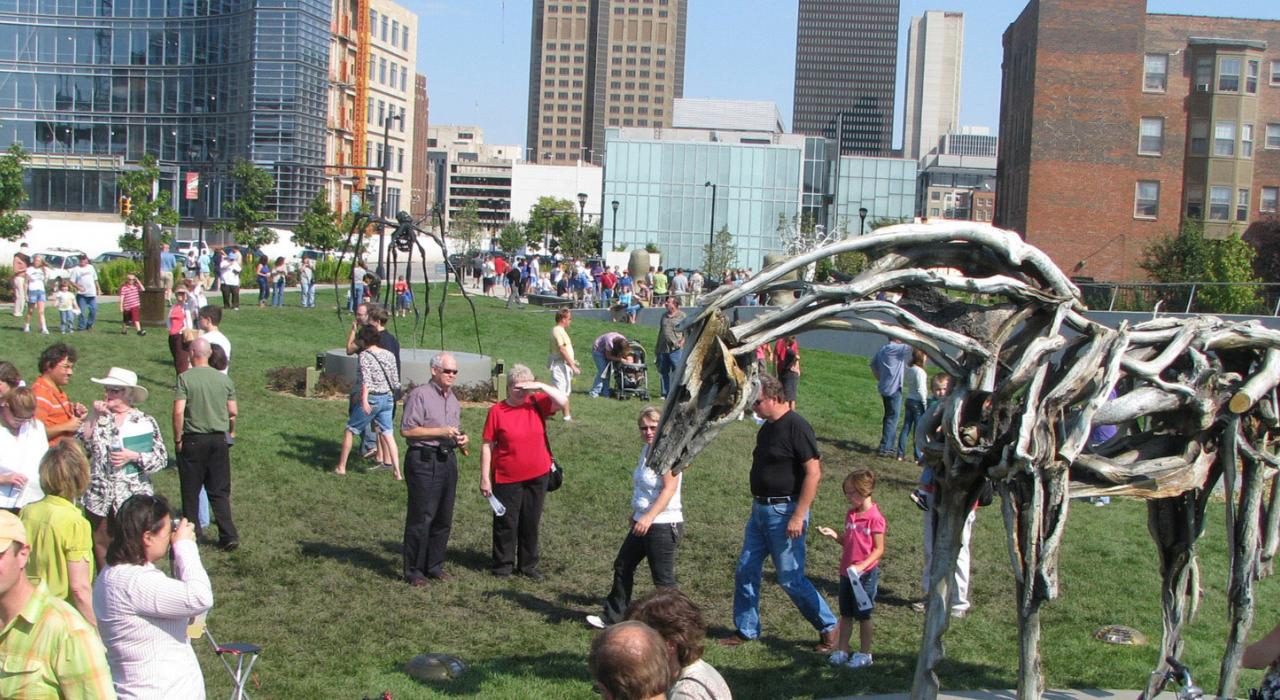 在市中心的帕帕约翰雕塑公园欣赏艺术作品 在市中心的帕帕约翰雕塑公园欣赏艺术作品