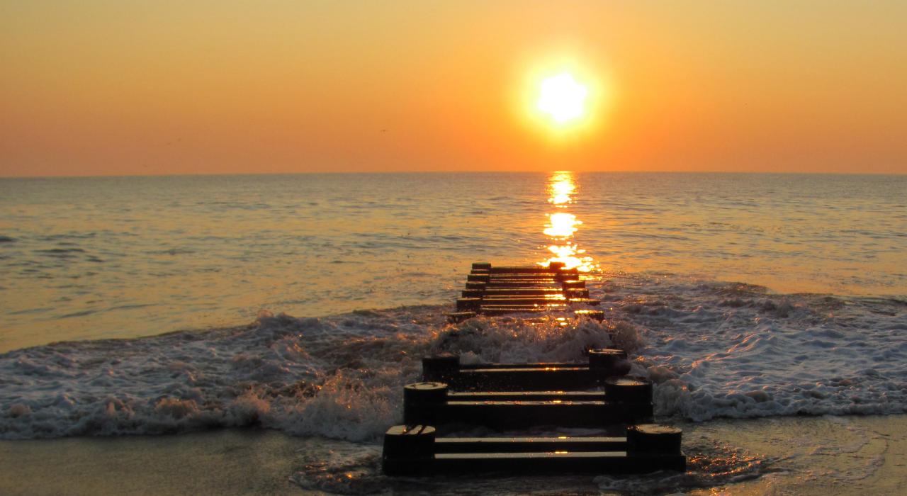 夕阳下海浪拍打着废弃的码头 夕阳下海浪拍打着废弃的码头