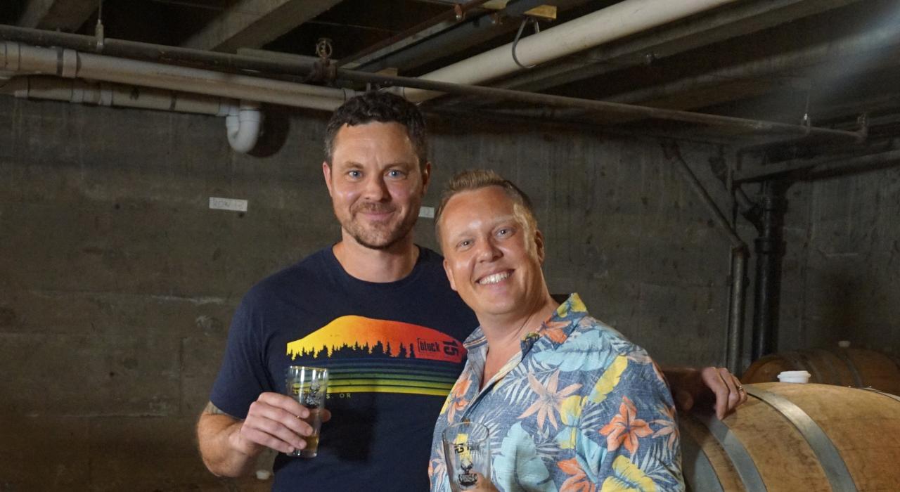 两位好友在他们的俄勒冈州酒厂之旅中度过欢乐时光