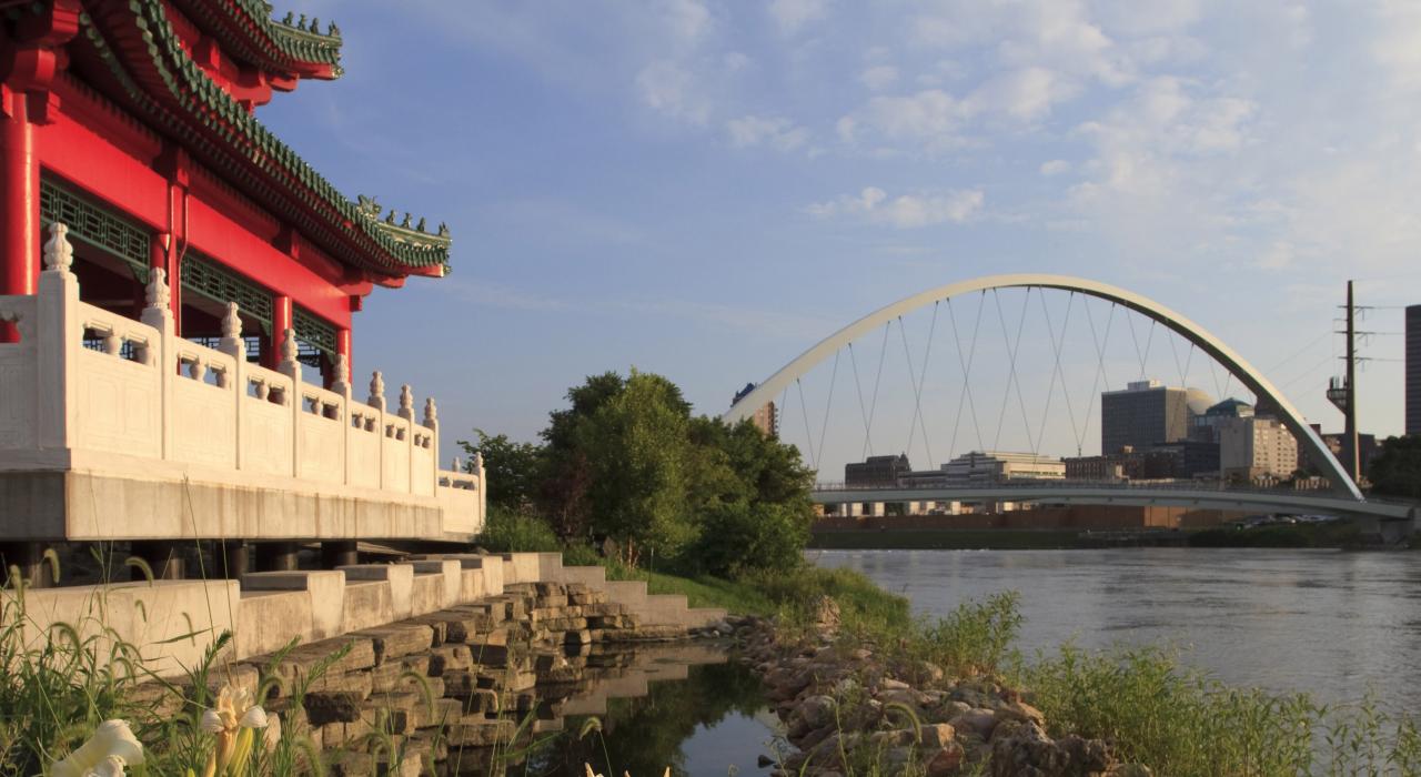 连接 Robert D. Ray 亚洲花园和这座城市的玻璃栈桥 连接 Robert D. Ray 亚洲花园和这座城市的玻璃栈桥