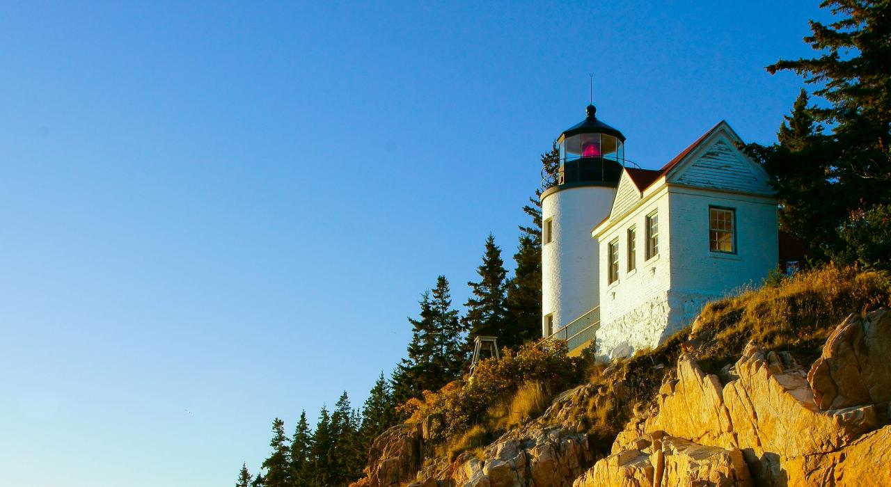 阿卡迪亚国家公园崖边的 Bass Harbor Head Lighthouse 灯塔 阿卡迪亚国家公园崖边的 Bass Harbor Head Lighthouse 灯塔