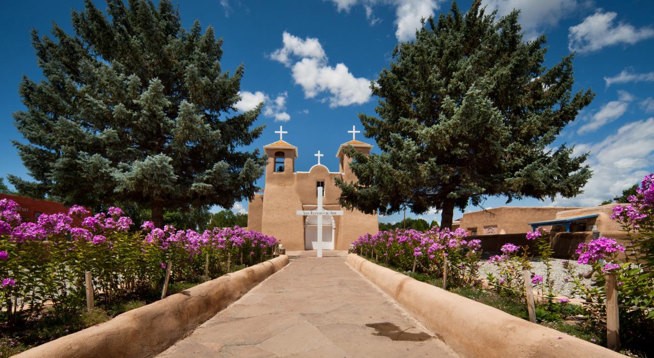 徒步前往历史悠久的阿西西的圣弗朗西斯科大教堂