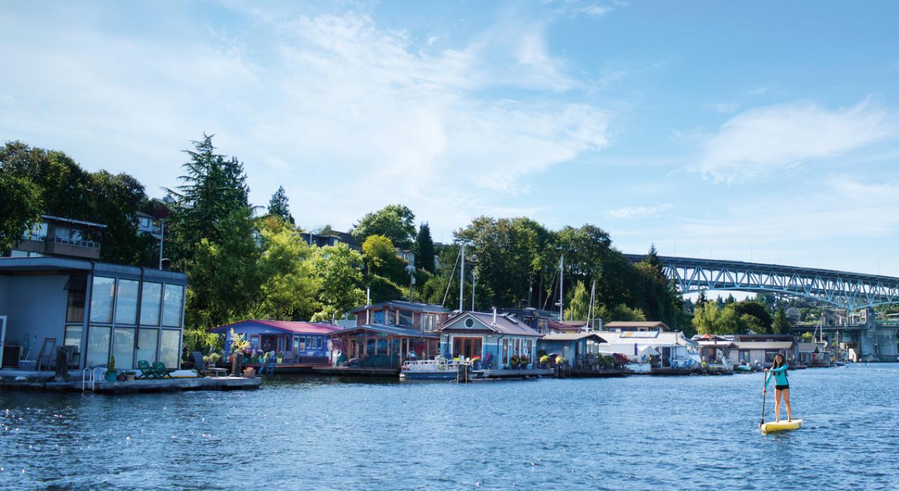 在联合湖的水上船屋旁桨板冲浪 在联合湖的水上船屋旁桨板冲浪