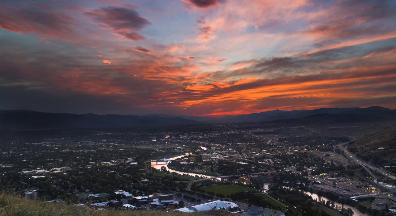 落日余晖洒满整座城市