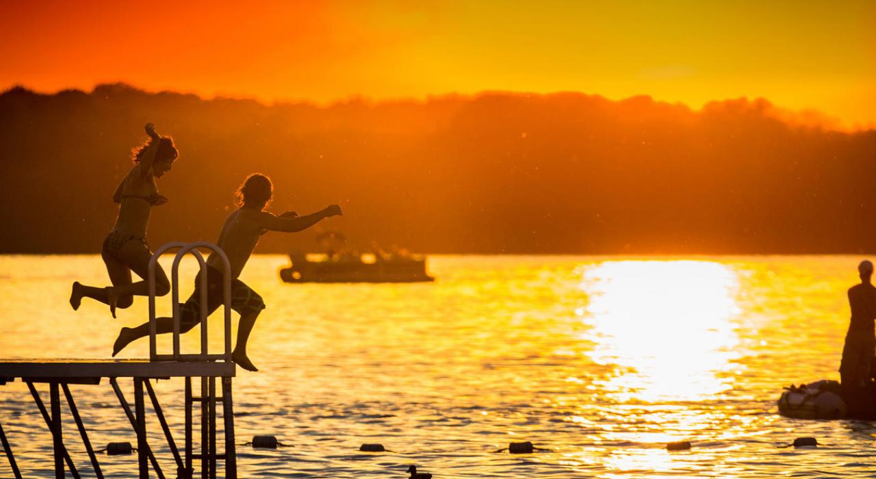 在门多塔湖旁的 Memorial Union Terrace 露台度过欢乐的夏日时光