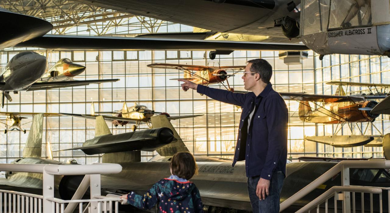 在飞行博物馆参观悬挂在空中的飞机 在飞行博物馆参观悬挂在空中的飞机