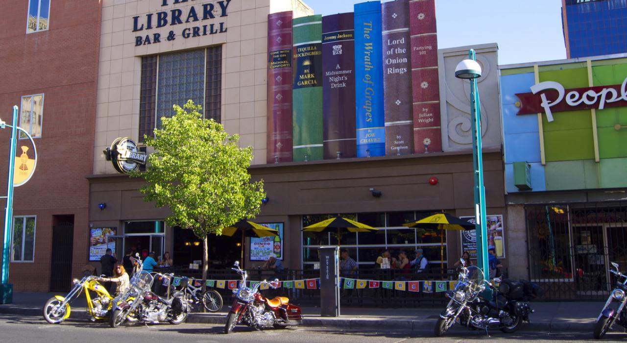 市中心 66 号公路的现代街景 市中心 66 号公路的现代街景