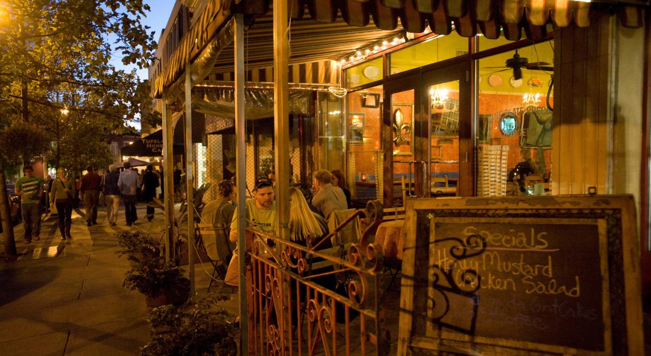 在 Tupelo Honey Café 咖啡馆品尝可口晚餐 在 Tupelo Honey Café 咖啡馆品尝可口晚餐