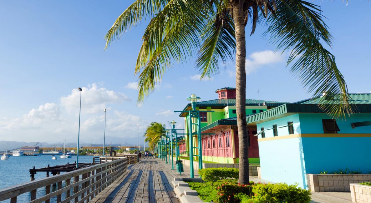 加勒比海沿岸 La Guancha 浮桥上鲜艳的色彩