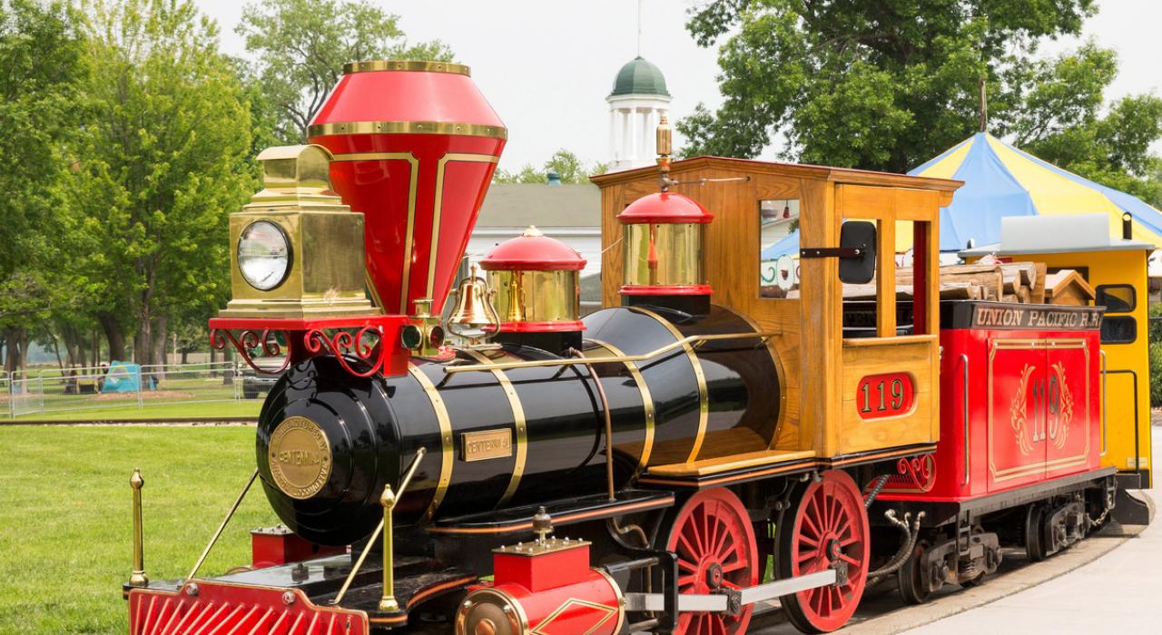 搭乘火车穿过海湾海滩游乐园