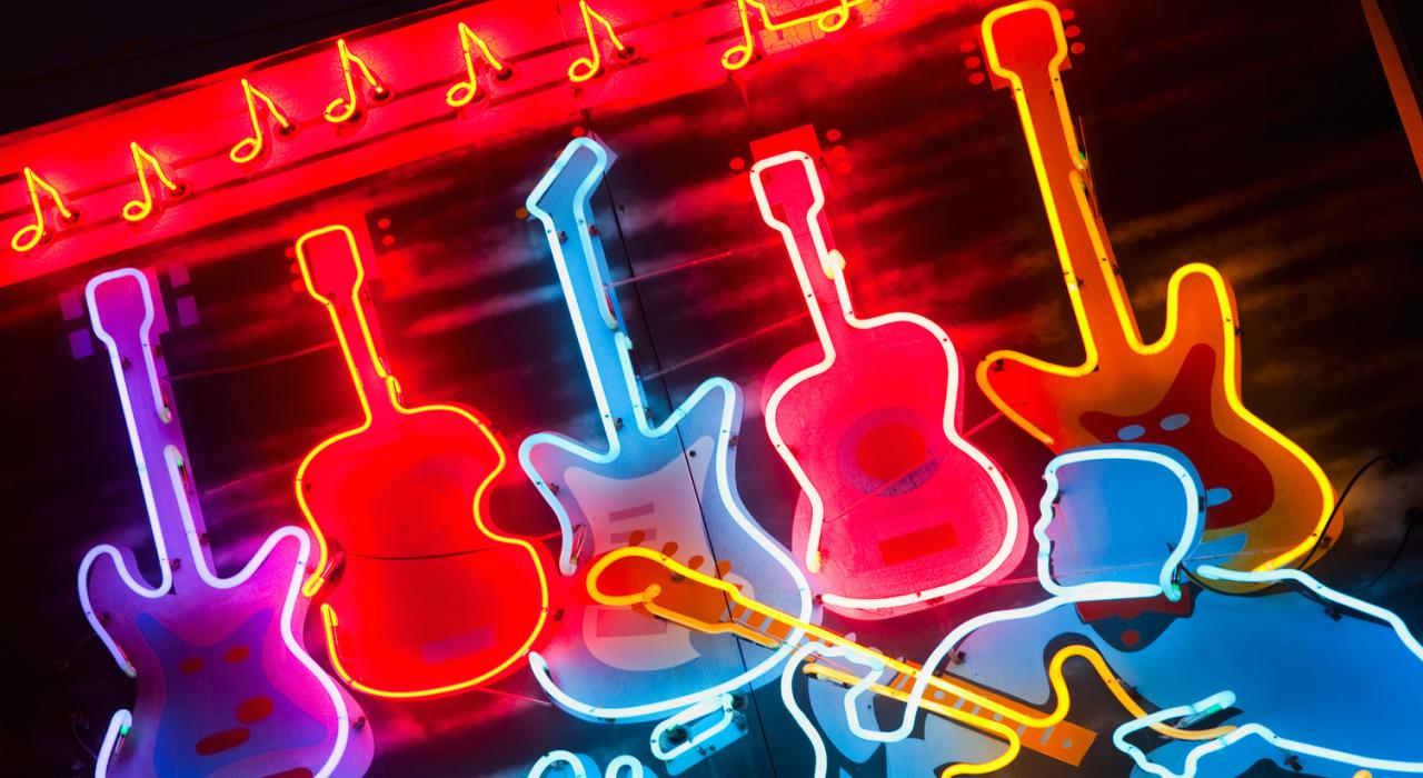 孟菲斯贝尔街上的灯光吉他