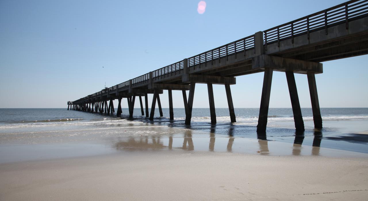 杰克逊维尔码头下方的海滩