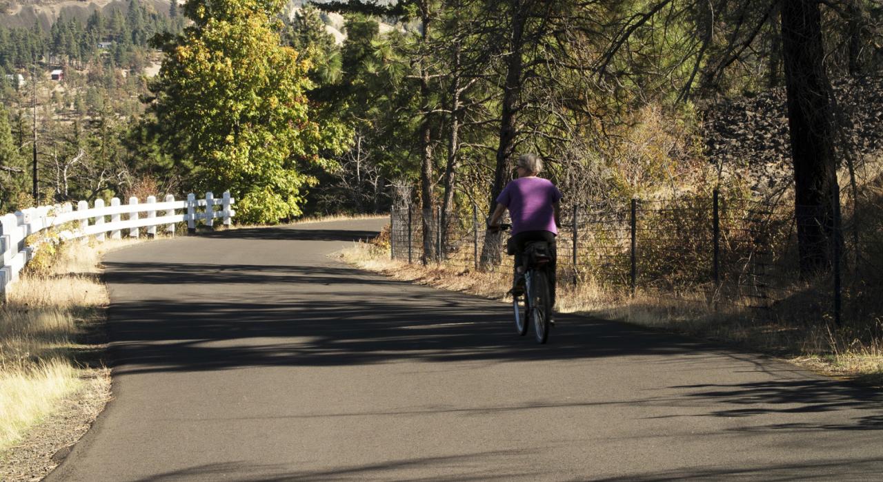 在俄勒冈州的雨林和高地沙漠骑行 在俄勒冈州的雨林和高地沙漠骑行