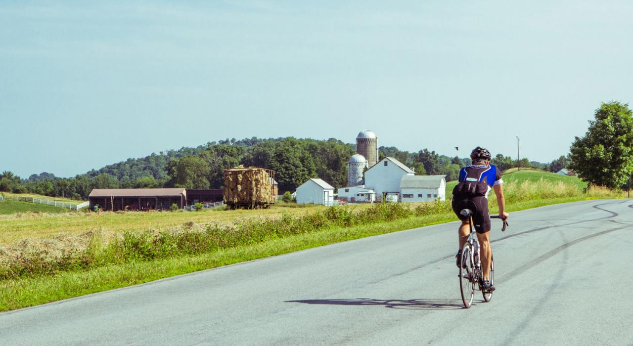 骑自行车穿过田园诗般的哈德逊谷