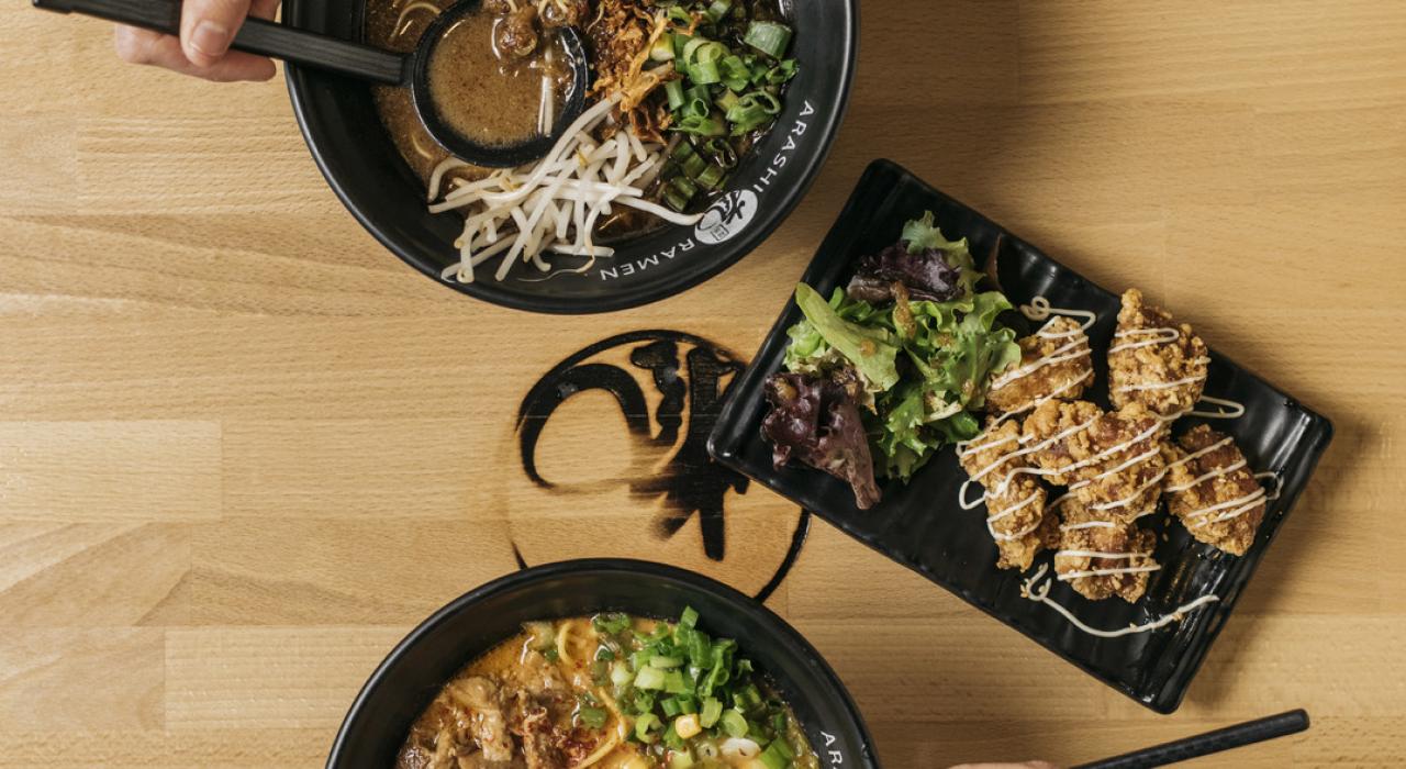 享用优质拉面店的美食 享用优质拉面店的美食