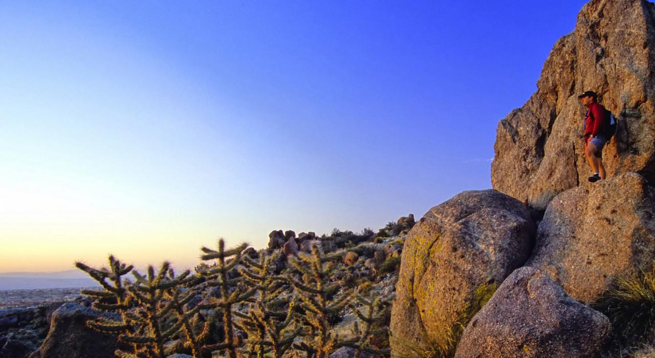 在日落时分徒步欣赏令人叹为观止的美景 在日落时分徒步欣赏令人叹为观止的美景