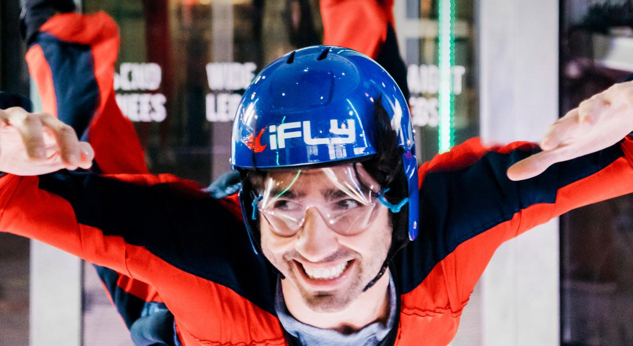 在 iFLY 体验室内跳伞 在 iFLY 体验室内跳伞