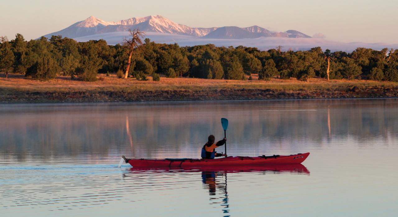 在 Ashurst Lake 湖上不紧不慢地划皮划艇 在 Ashurst Lake 湖上不紧不慢地划皮划艇