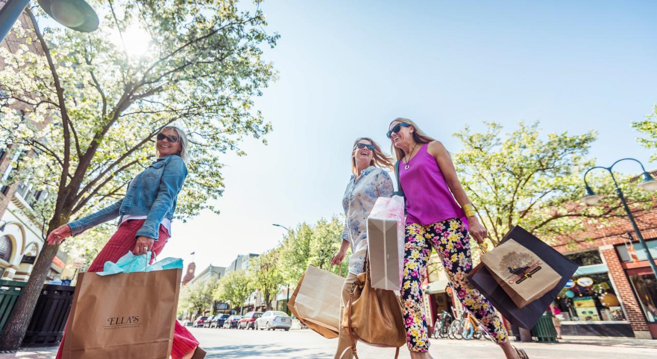 在市区的一条林荫道上闲逛购物