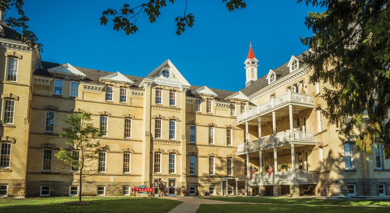 由 1884 年的医院改造而成的 Grand Traverse Commons 社区如今已成为购物与餐饮盛地