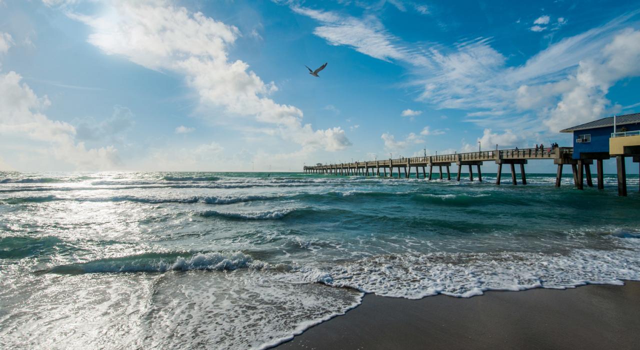 蔚蓝天空下的海滩码头 蔚蓝天空下的海滩码头