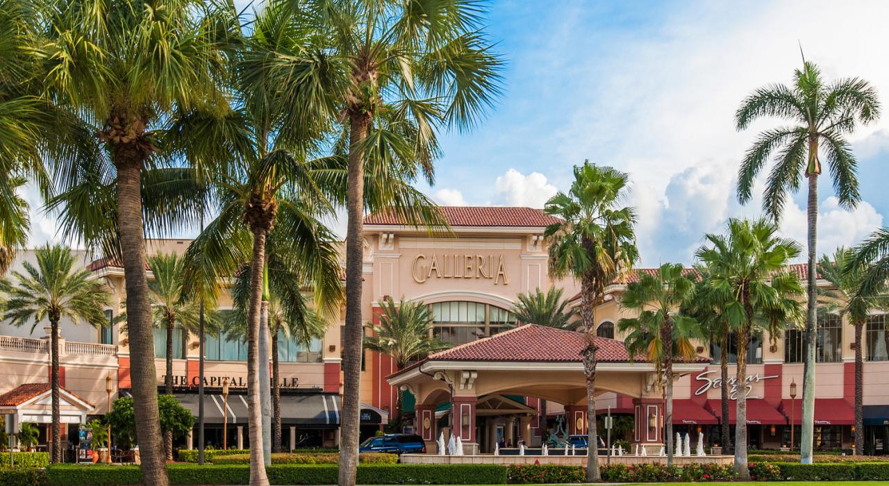 顾客纷至沓来的罗德岱堡风雨商业街廊 顾客纷至沓来的罗德岱堡风雨商业街廊