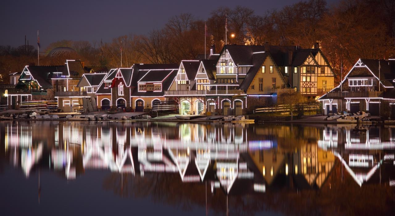 宾夕法尼亚州费城的联排船屋挂满圣诞节彩灯 宾夕法尼亚州费城的联排船屋挂满圣诞节彩灯