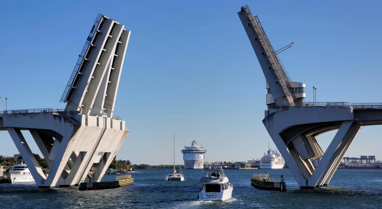 穿过 17 街桥的帆船、游艇和游轮 穿过 17 街桥的帆船、游艇和游轮