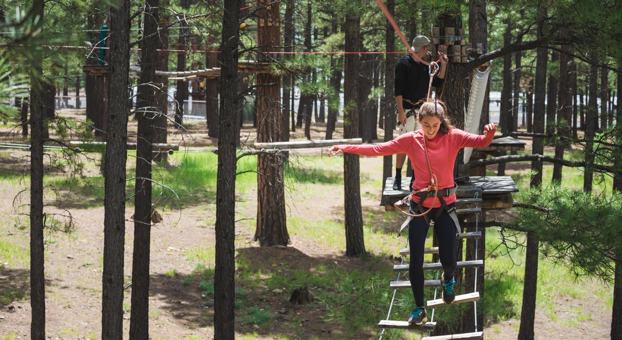 在 Flagstaff Extreme Adventure Course 线路体验行走于树顶之间的惊险刺激感 在 Flagstaff Extreme Adventure Course 线路体验行走于树顶之间的惊险刺激感