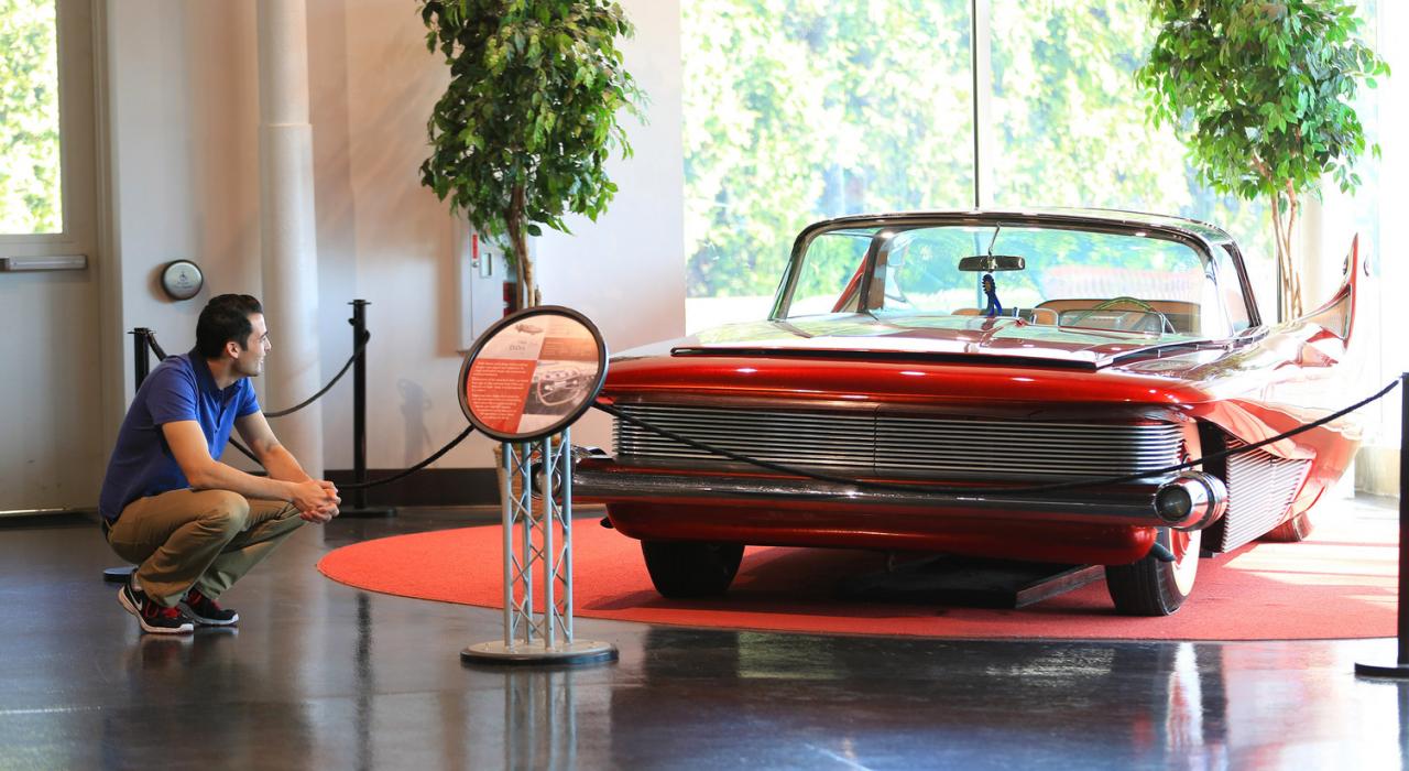 在圣路易斯的交通博物馆观察古董车上的细节