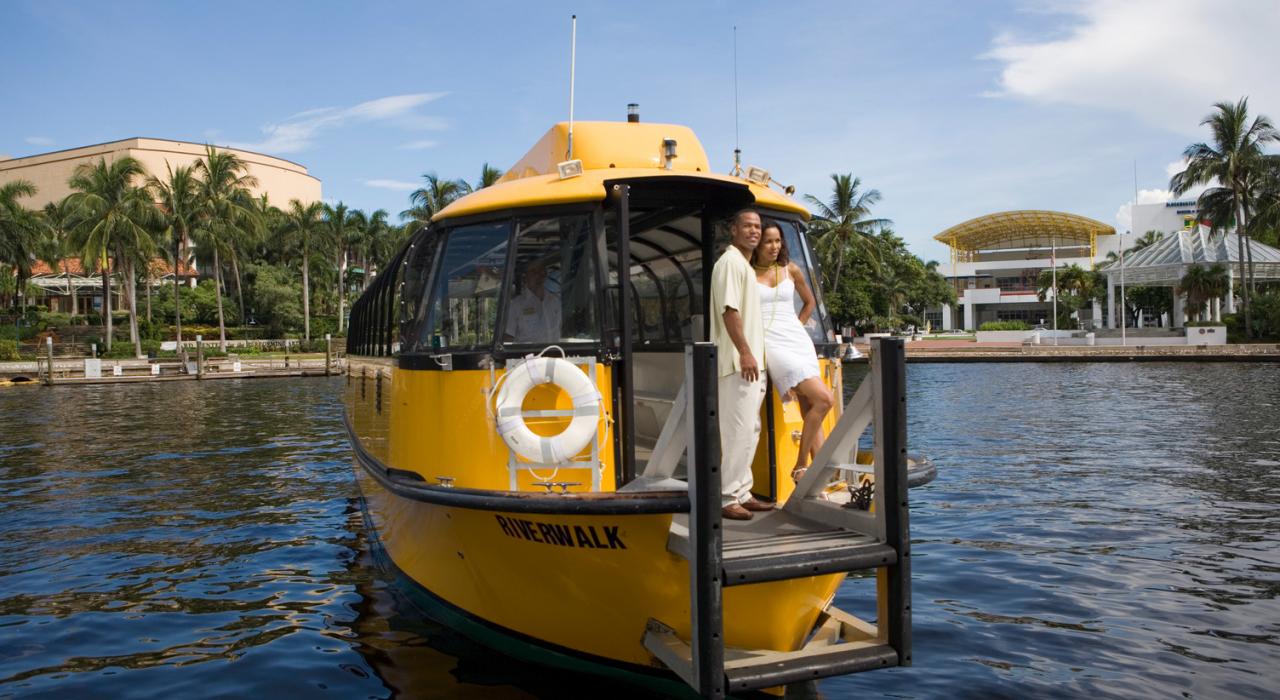 从水上出租车上欣赏美景 从水上出租车上欣赏美景