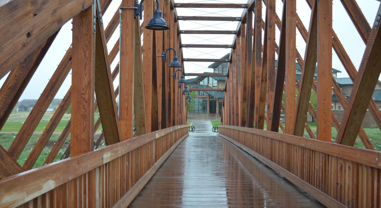 吉列学院校园内的木制人行桥雨天的景象 吉列学院校园内的木制人行桥雨天的景象
